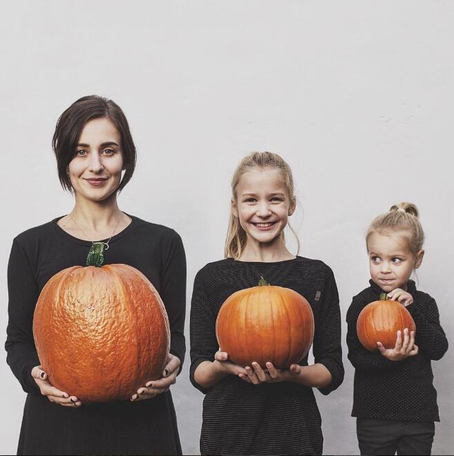 英国辣妈晒与女儿亲子装合影 温馨幽默萌翻人