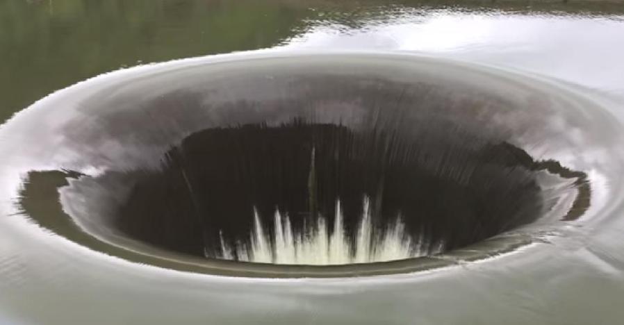 加州湖泊现“巨型黑洞”奇观