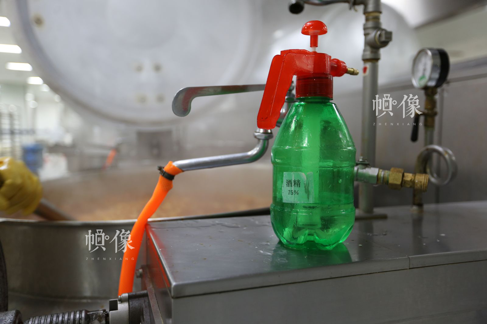 热处理车间用于消毒的酒精。中国网记者 吴闻达 摄