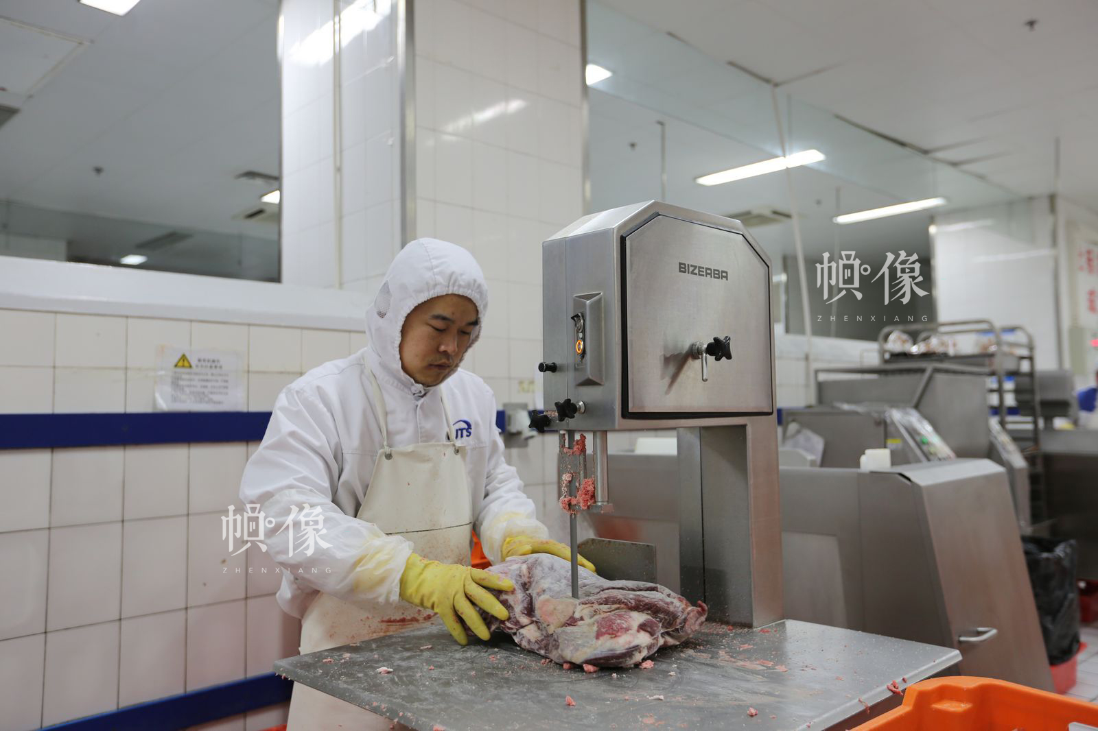 工人用机器处理肉类食品。中国网记者 吴闻达 摄