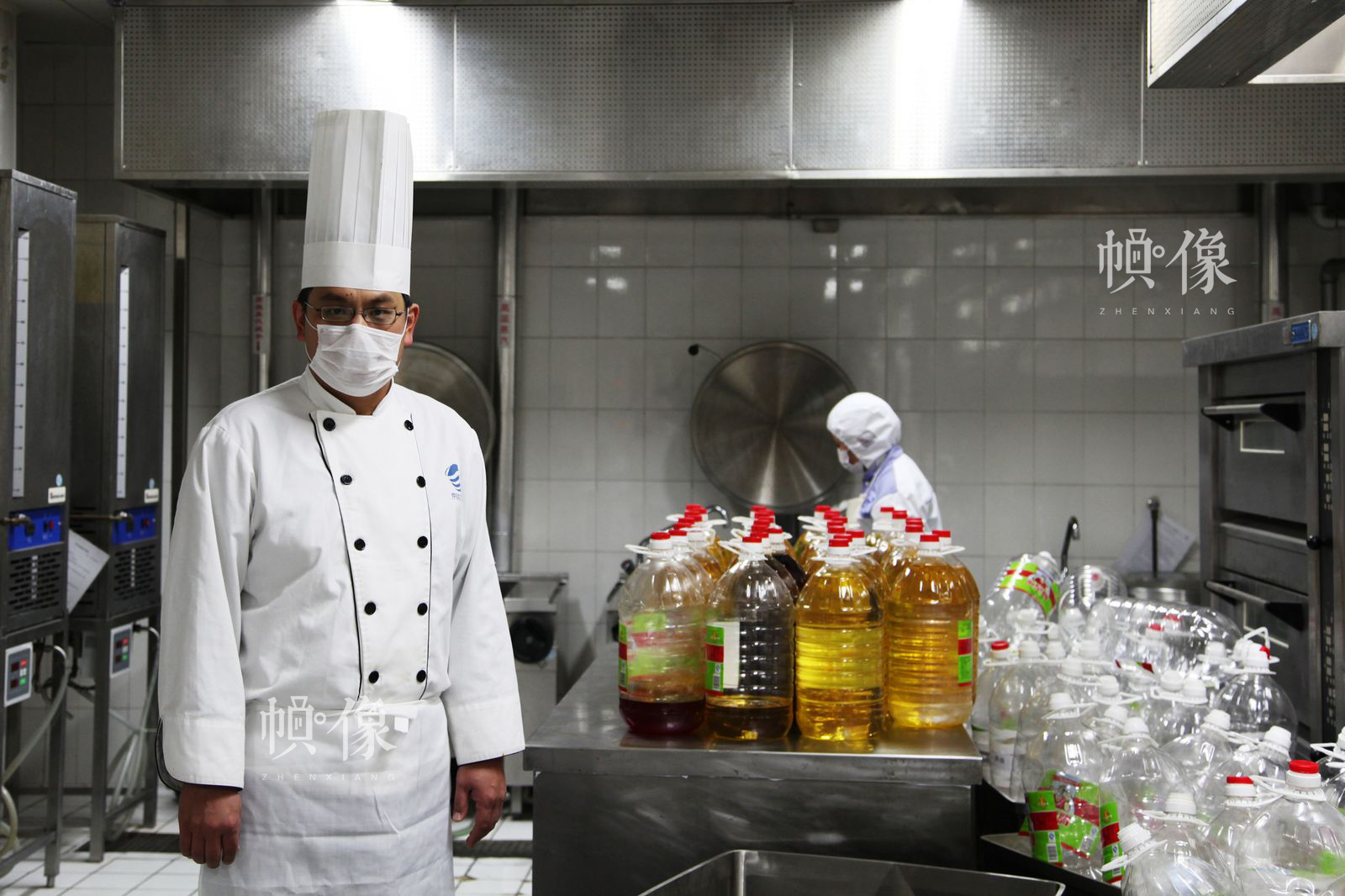 做菜用的油等调料。中国网记者 陈维松 摄