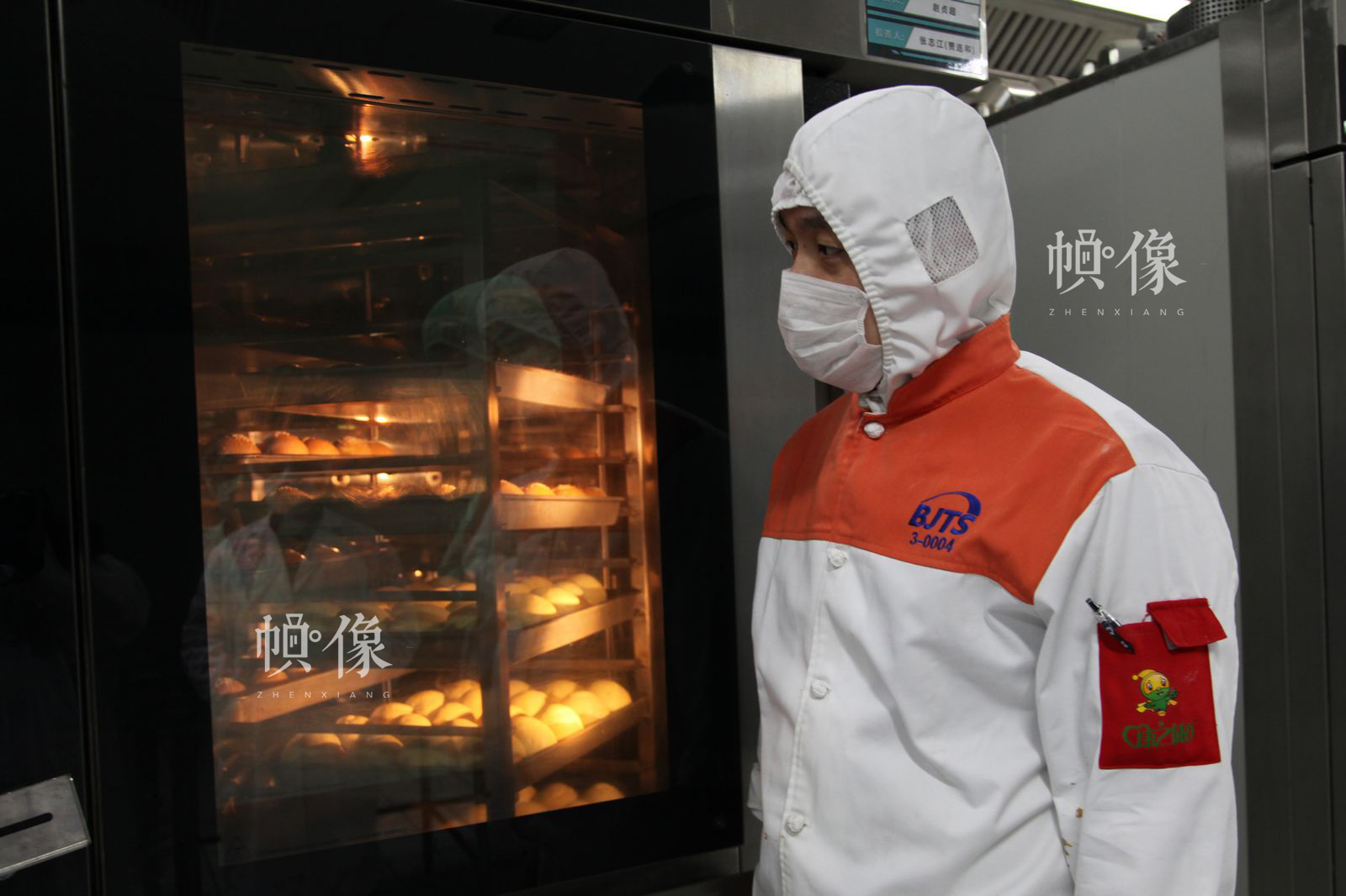 工人正在用烤箱制作面包等点心食品。中国网记者 陈维松 摄