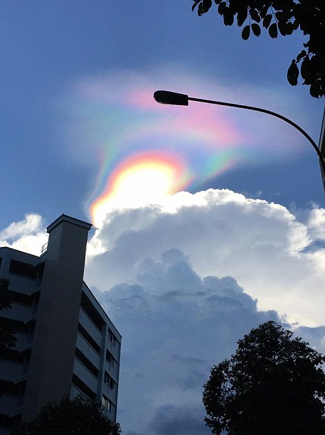 新加坡出现罕见'火彩虹' 被误认成UFO
