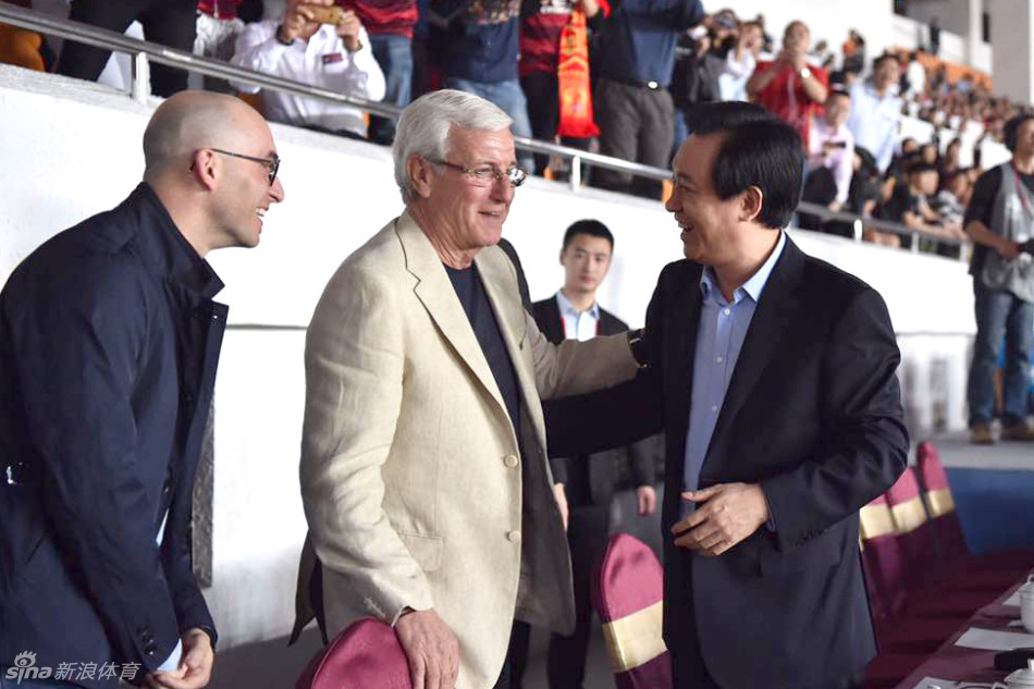 许家印携里皮现场观战恒大