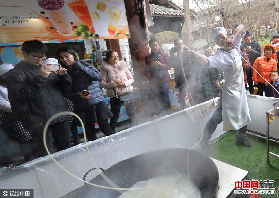 成都:史上最妖娆拉面小哥爆红 堪称灵魂舞者( 02 / 3 )