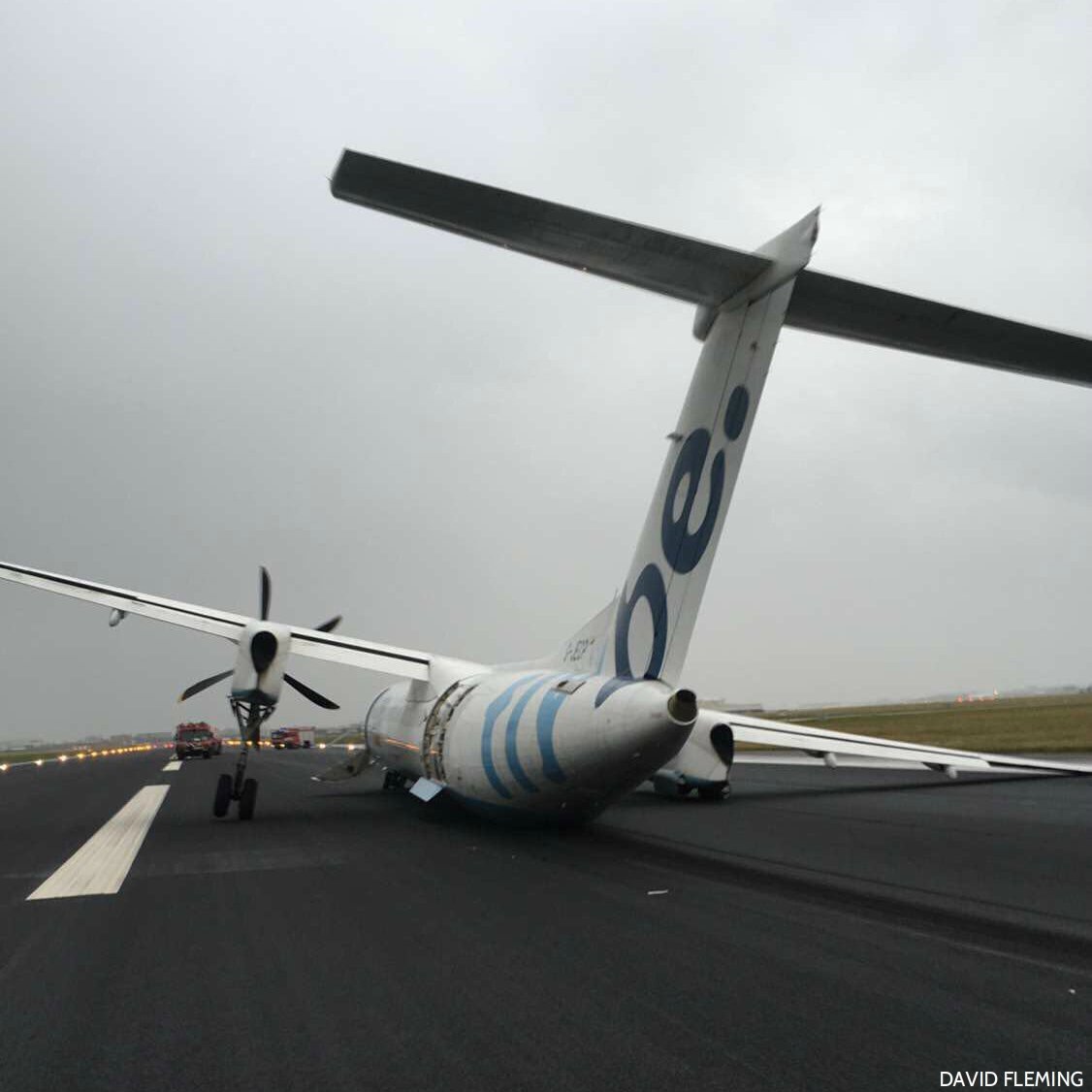 惊险！英国一载59人客机降落时起落架断裂