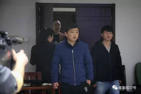 2月23日,吕某(右)和李某因引进外籍女子非法入境做家政,涉嫌组织他人偷越国(边)境罪,昨日上午在丰台法院受审。新京报记者 彭子洋 摄