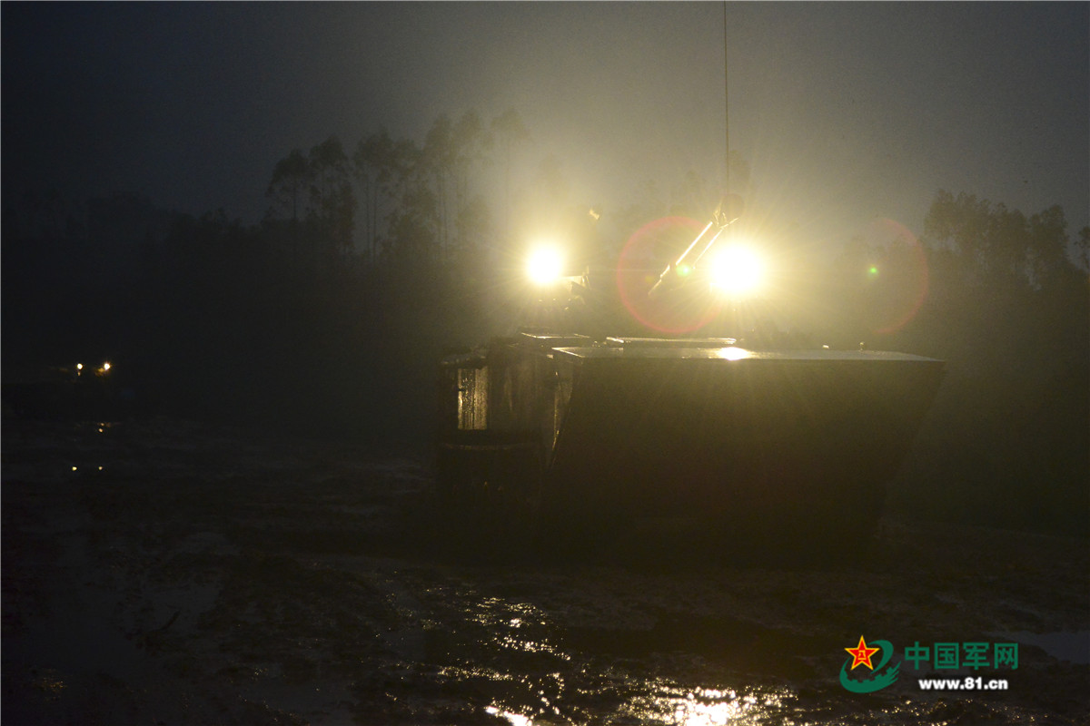 世界最先进两栖战车泥潭中驾驶