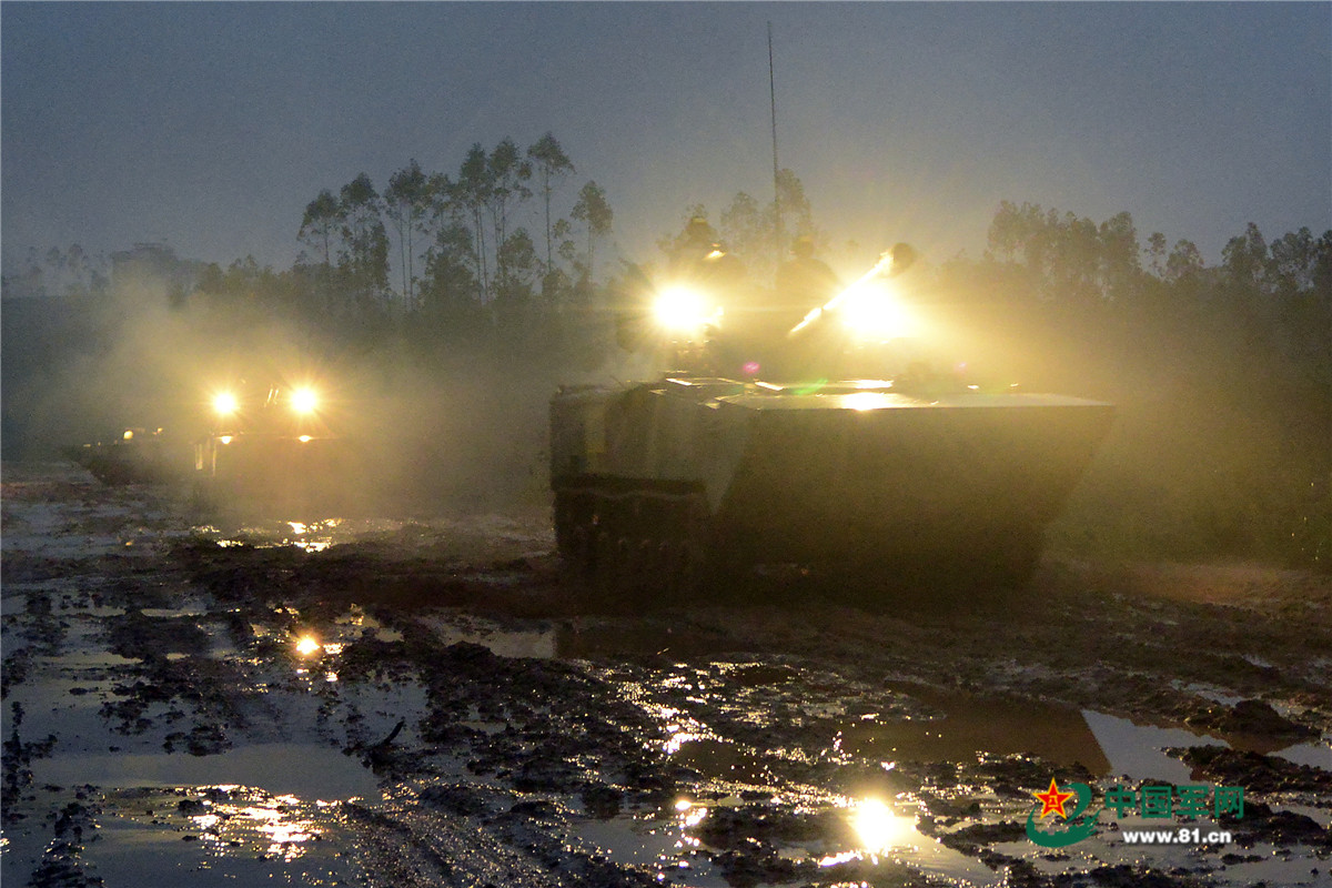 世界最先进两栖战车泥潭中驾驶