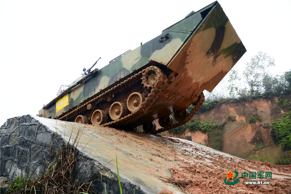 世界最先进两栖战车泥潭中驾驶