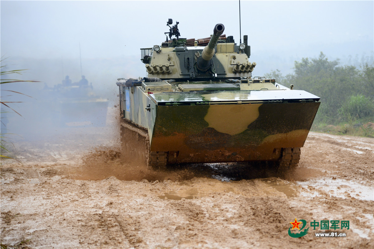 世界最先进两栖战车泥潭中驾驶