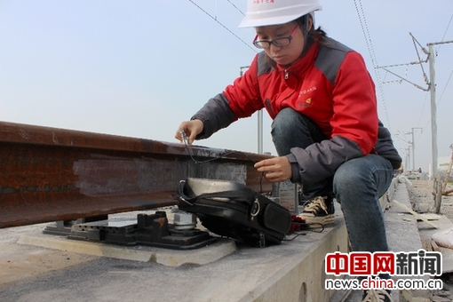 中铁十七局集团有限公司铺架分公司唐曹项目探伤工关改玉。