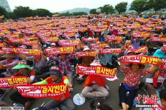 当地时间2016年7月13日，韩国星州郡，民众高喊口号集会，反对美军在韩部署“萨德”防导系统（THAAD）。