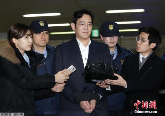 资料图：当地时间2月22日，韩国三星电子副会长李在镕（中）被押往位于首尔的特检组办公室接受问讯。