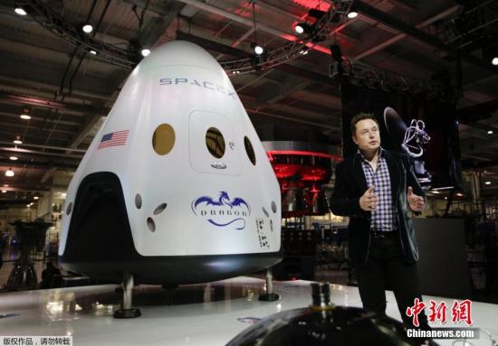 资料图 SpaceX公司首席执行官在介绍“龙”载人飞船。
