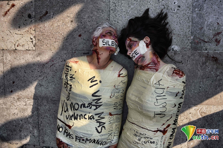 墨西哥艺术家全身裹胶带扮"尸体" 抗议杀害女性( 02 / 4 )