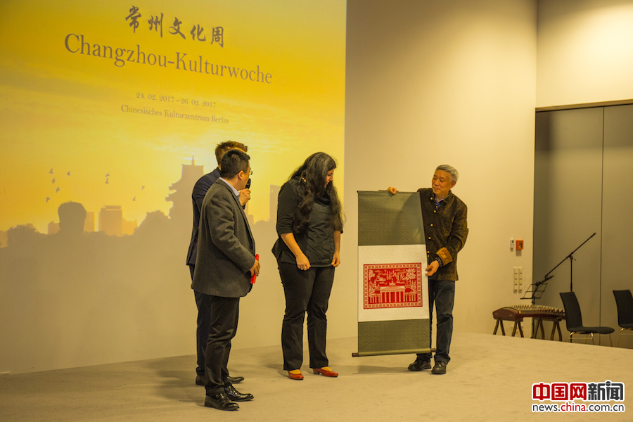 常州企业家唐赛和金坛刻纸大师杨兆群向柏林文化生活捐赠物资