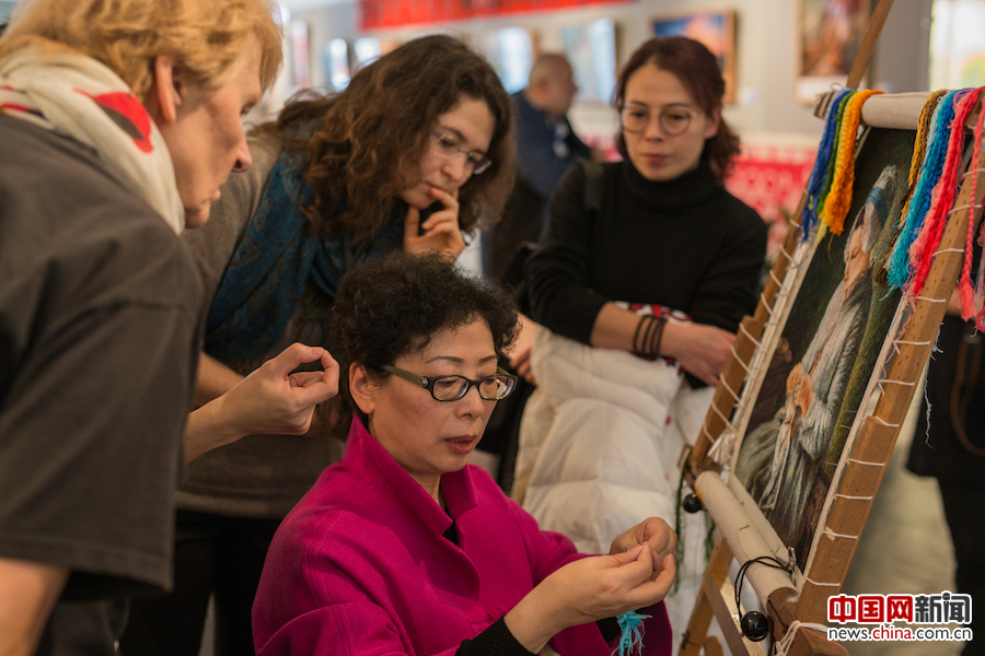 中德观众驻足观看乱针绣大师孙燕云的现场表演