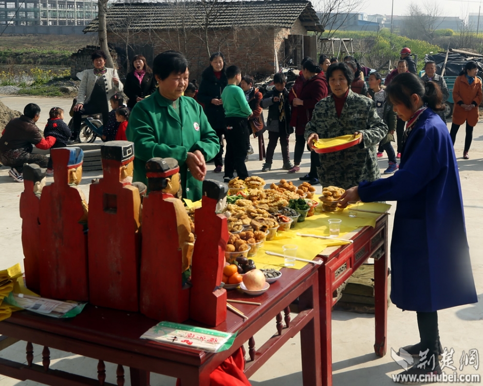 当地有举办“中和节”的习俗，给土地公公“暖寿”。记者 吴坚 赵恒 摄影