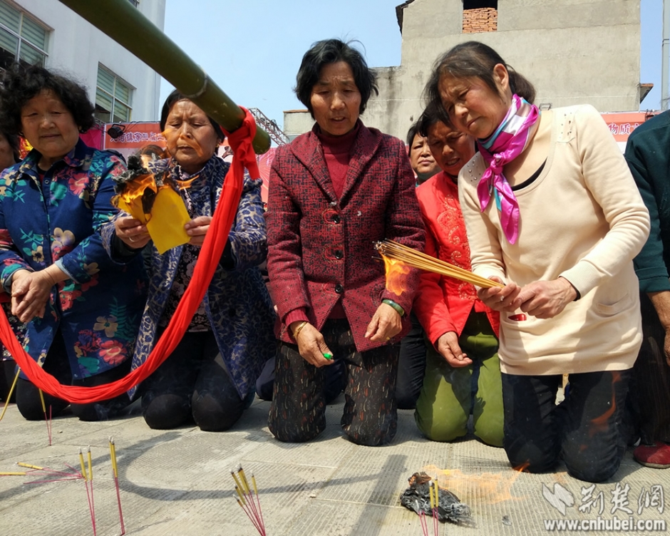 当地民众“拜土地”。记者 吴坚 赵恒 摄影