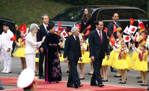 日本天皇夫妇,于当地时间1日上午,以国宾身份出席了在河内主席府举办