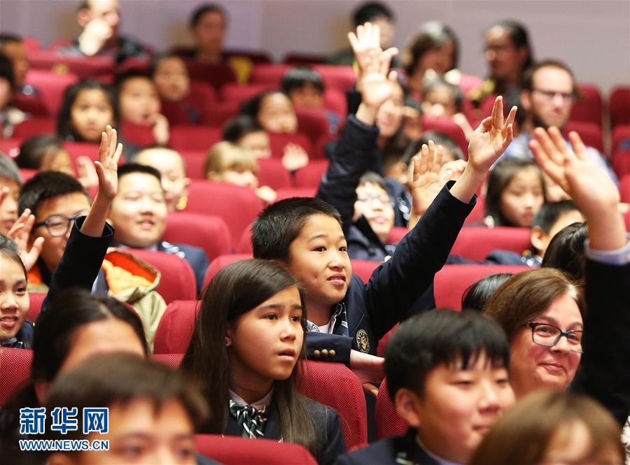 宋庆龄学校学生在宋庆龄讲坛启动仪式上向姚明踊跃提问.