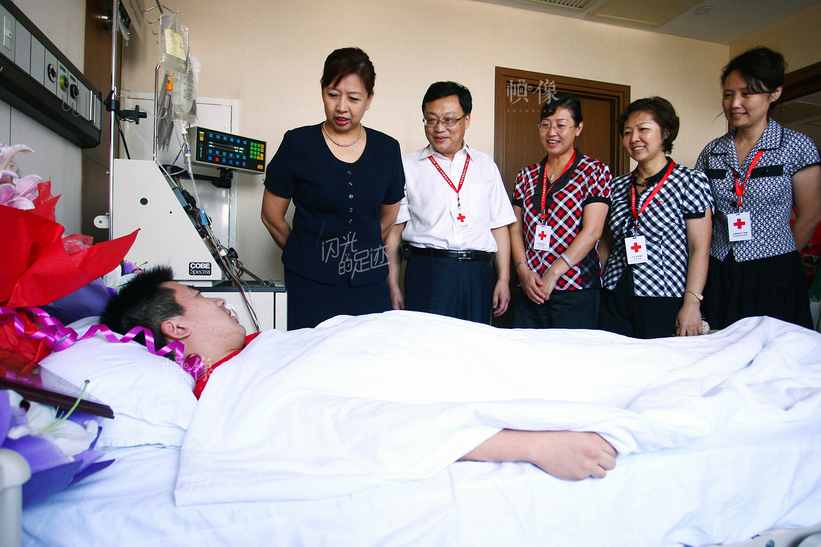 2010年8月26日，北京市西城区红十字会常务副会长王志东看望西城首位造血干细胞捐献者。（北京市西城区红十字会供图）