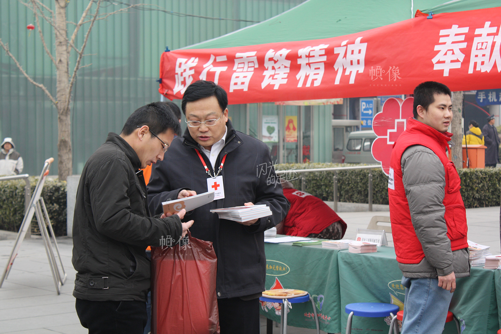 2012年3月5日，北京市西城區紅十字會宣傳“踐行雷鋒精神”活動。（北京市西城區紅十字會供圖）