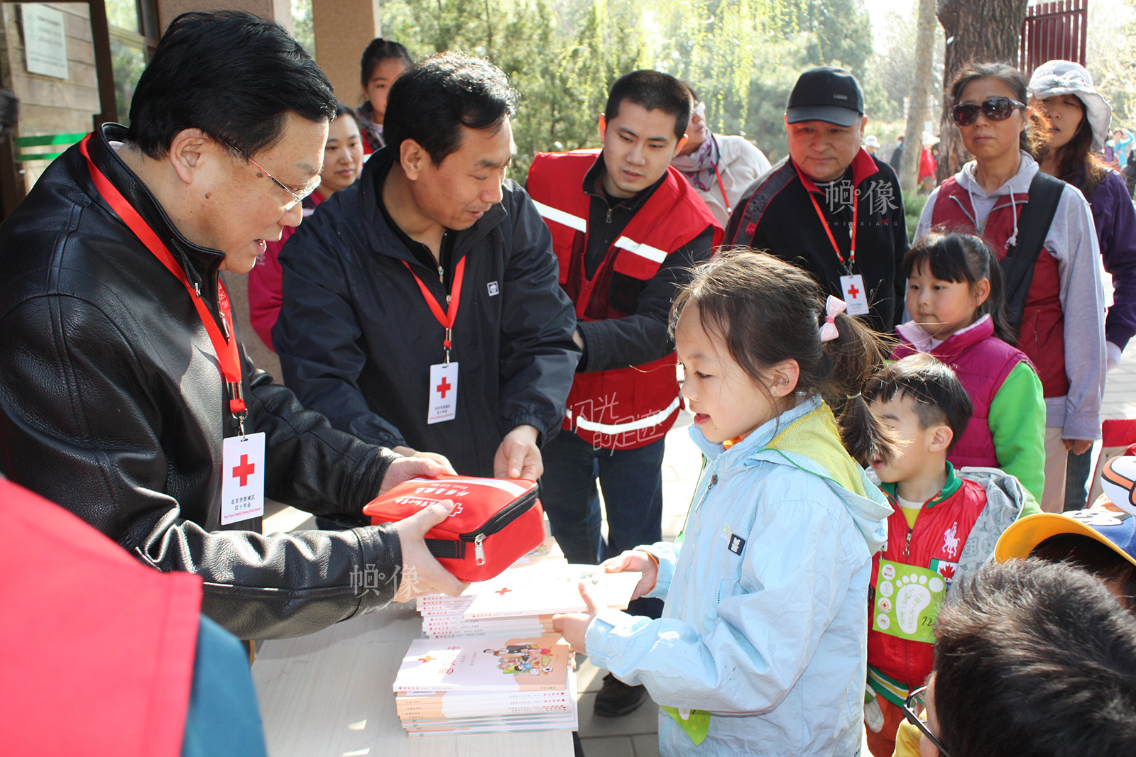 2012年4月，北京市西城区红十字会联合中央广播电台在北京植物园举办大型绿色公益活动。（北京市西城区红十字会供图）