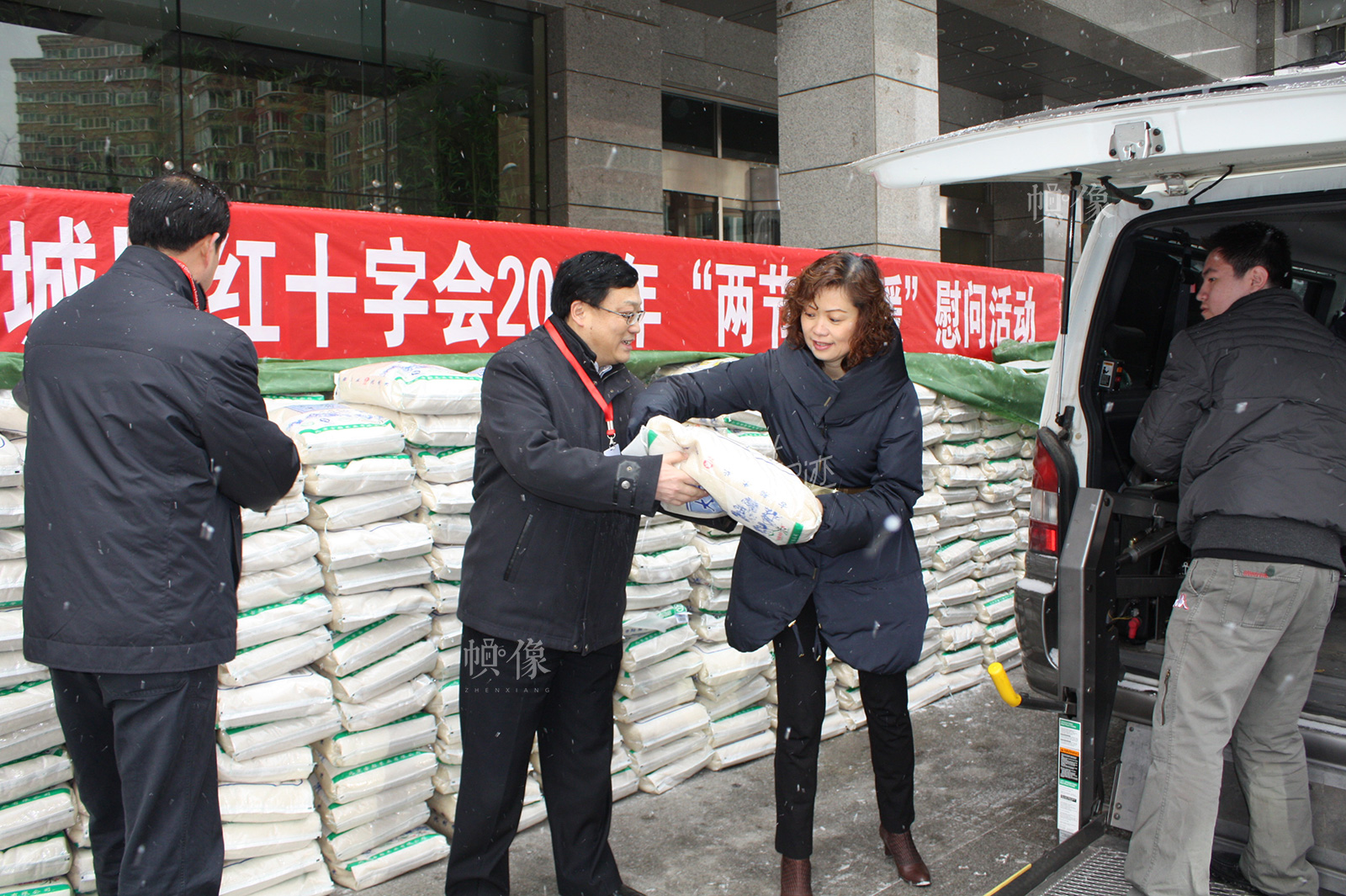 2014年，北京市西城區紅十字會兩節慰問發放米麵油。（北京市西城區紅十字會供圖）