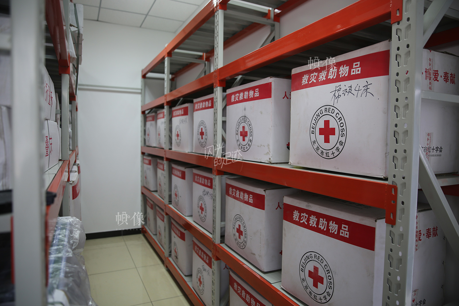 2015年7月，北京市西城区红十字会建立备灾库储存的救灾救助物品。（北京市西城区红十字会供图）
