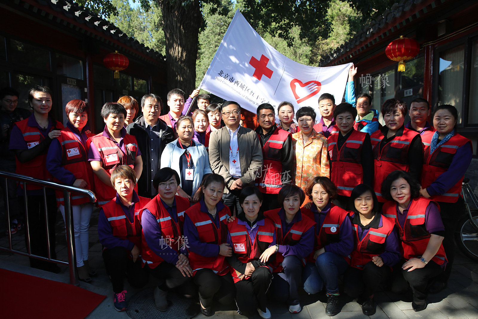 2016年重陽節北京市西城區紅十字會去金秋園敬老院慰問老人。（北京市西城區紅十字會供圖）