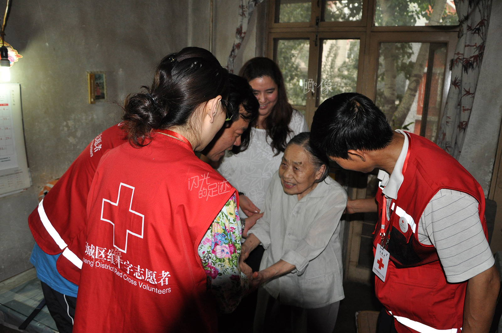 北京市西城區紅十字會希望之光志願者服務隊看望愛心人士張奶奶。（北京市西城區紅十字會供圖）