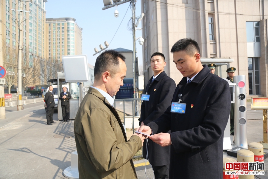 探访武警北京总队十七支队两会代表驻地警卫组( 1 / 9 )