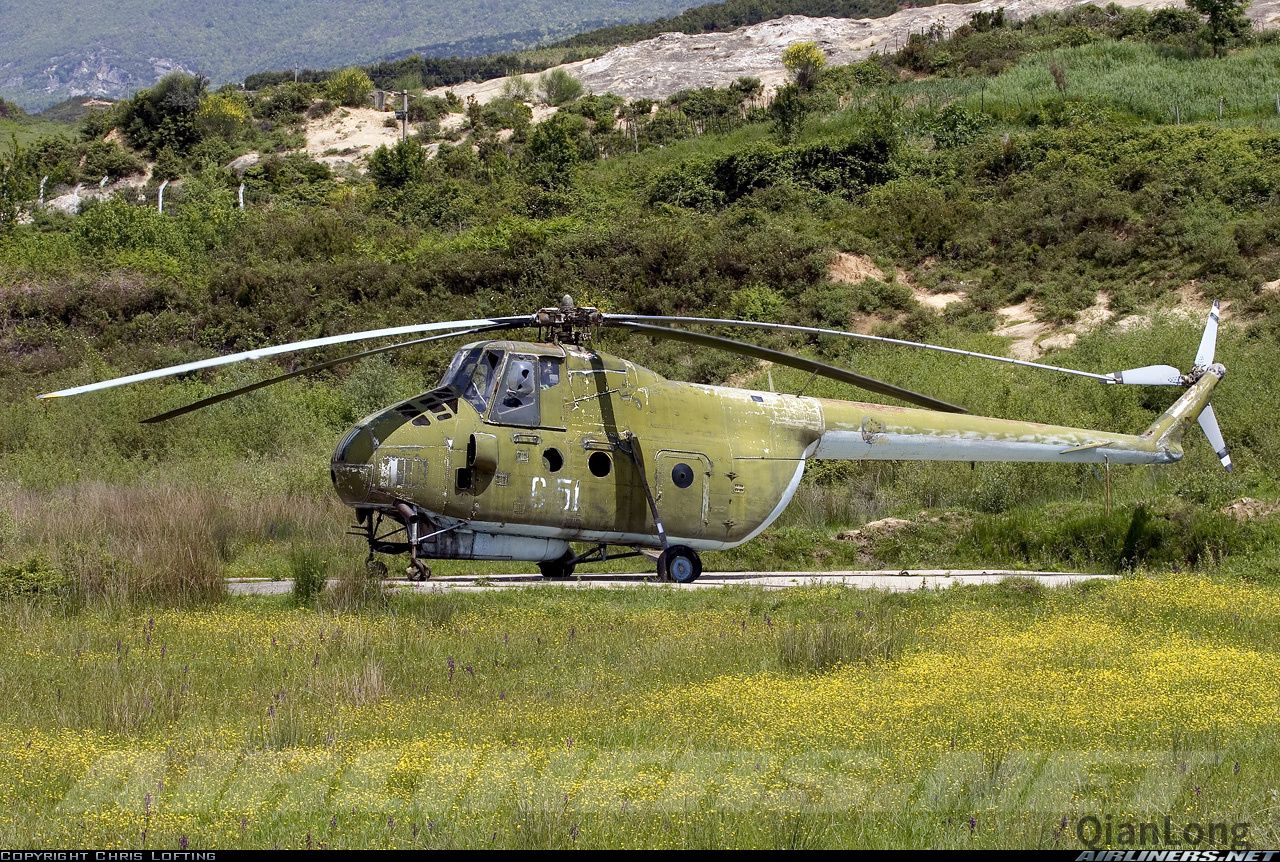 阿尔巴尼亚的直-5直升机 曾经大量援助如今废弃在外( 1 / 10 )