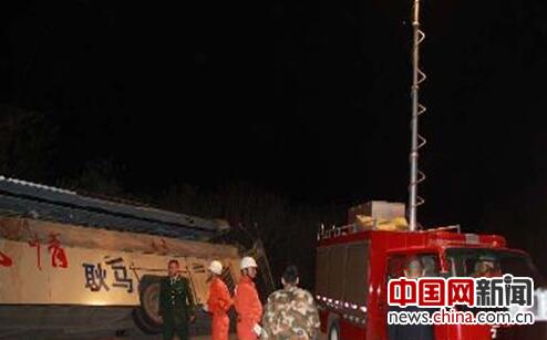 云南临沧大型客车与罐车相撞 致10人遇难(图)
