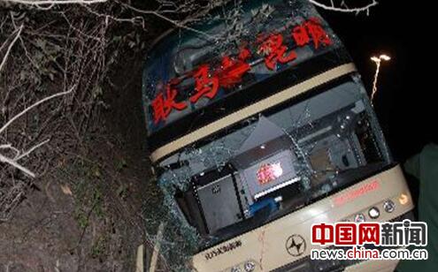 云南临沧大型客车与罐车相撞 致10人遇难(图)