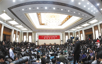 昨日，人民大会堂，十二届全国人大五次会议首场新闻发布会现场，数百平米的发布厅座无虚席。新京报记者 薛珺 摄