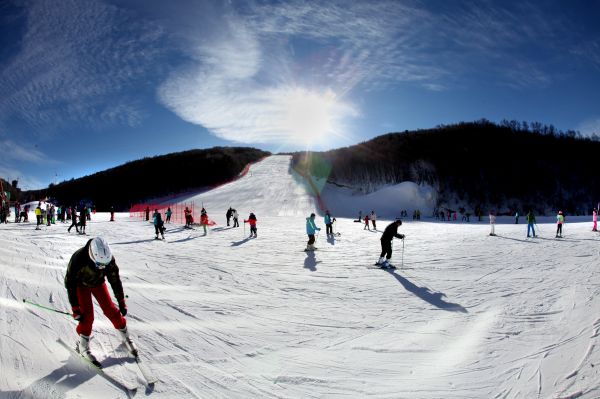 2016年12月15日,滑雪爱好者在河北省崇礼区长城岭滑雪场滑雪.