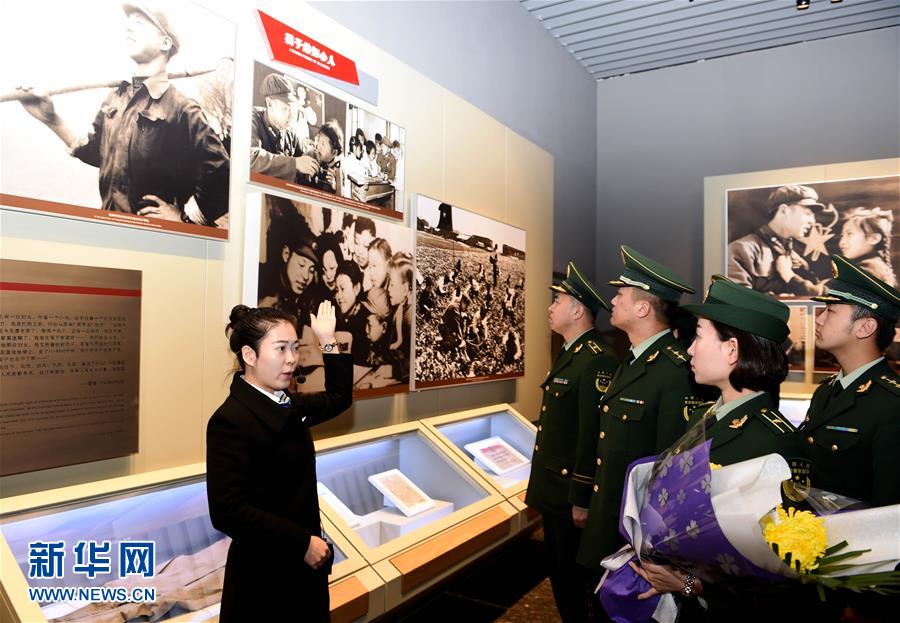 ↑3月4日，在抚顺雷锋纪念馆，辽宁边防总队沈阳边防检查站官兵聆听讲解，重温雷锋事迹。学雷锋纪念日前夕，辽宁抚顺雷锋纪念馆迎来大批参观者。社会各界人士到这里参观，缅怀雷锋同志，学习雷锋精神。 新华社记者李钢摄