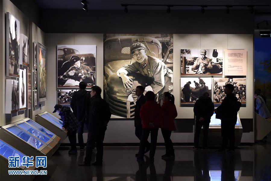 ↑3月4日，参观者在抚顺雷锋纪念馆参观。学雷锋纪念日前夕，辽宁抚顺雷锋纪念馆迎来大批参观者。社会各界人士到这里参观，缅怀雷锋同志，学习雷锋精神。 新华社记者李钢摄