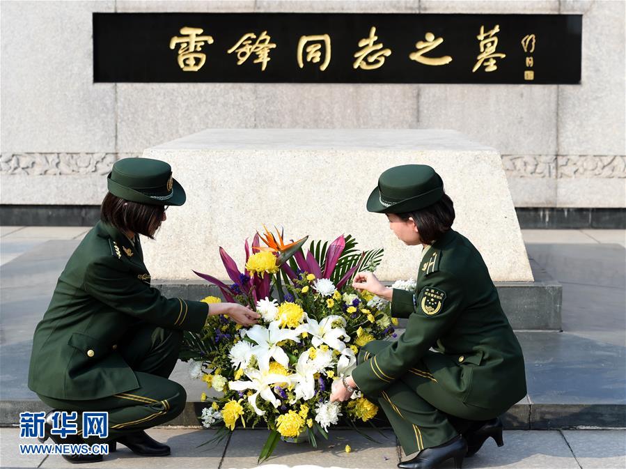 ↑3月4日，在抚顺雷锋纪念馆，辽宁边防总队沈阳边防检查站官兵向雷锋墓敬献花篮。学雷锋纪念日前夕，辽宁抚顺雷锋纪念馆迎来大批参观者。社会各界人士到这里参观，缅怀雷锋同志，学习雷锋精神。 新华社记者李钢摄