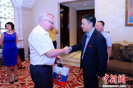 图为海南省公安厅党委委员,三亚市副市长,公安局局长陈晓昆(右)与
