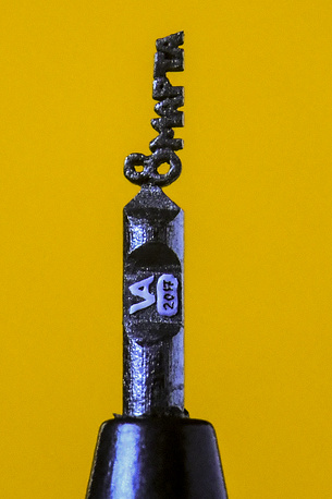 俄艺术家0.5毫米铅笔芯上雕出“心”形图案