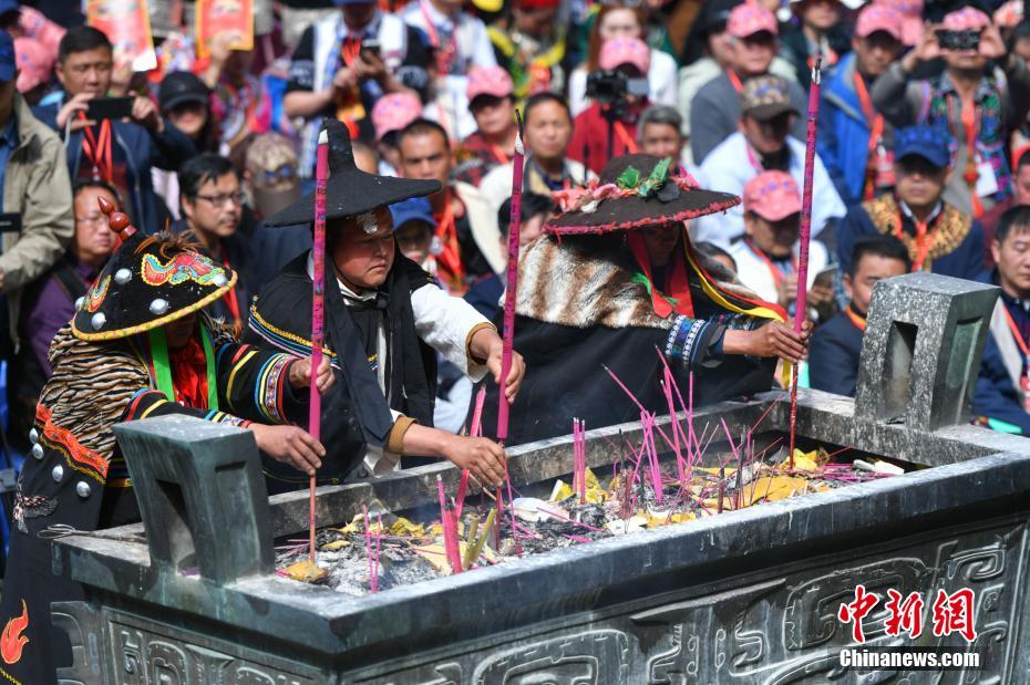 中国各地彝族同胞赴云南巍宝山祭拜祖先( 2 / 4 )