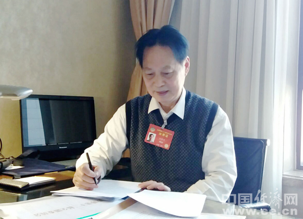 政协委员:要打造中华国服正装 保护继承传统文化