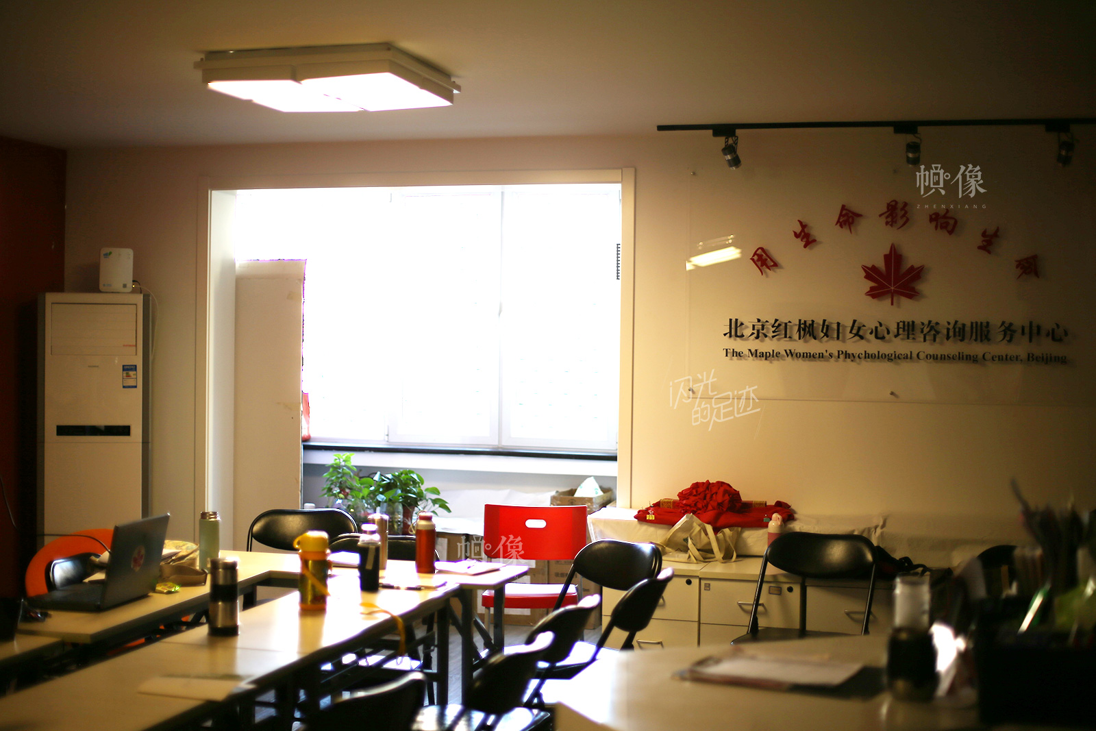 北京紅楓婦女心理諮詢服務中心成立於1988年10月，1992年紅楓婦女心理公益熱線正式開通，是由婦女問題專家王行娟女士以及一批熱心於婦女事業的知識女性自願組織起來的非營利性民間婦女組織。中國網記者 吳聞達 攝