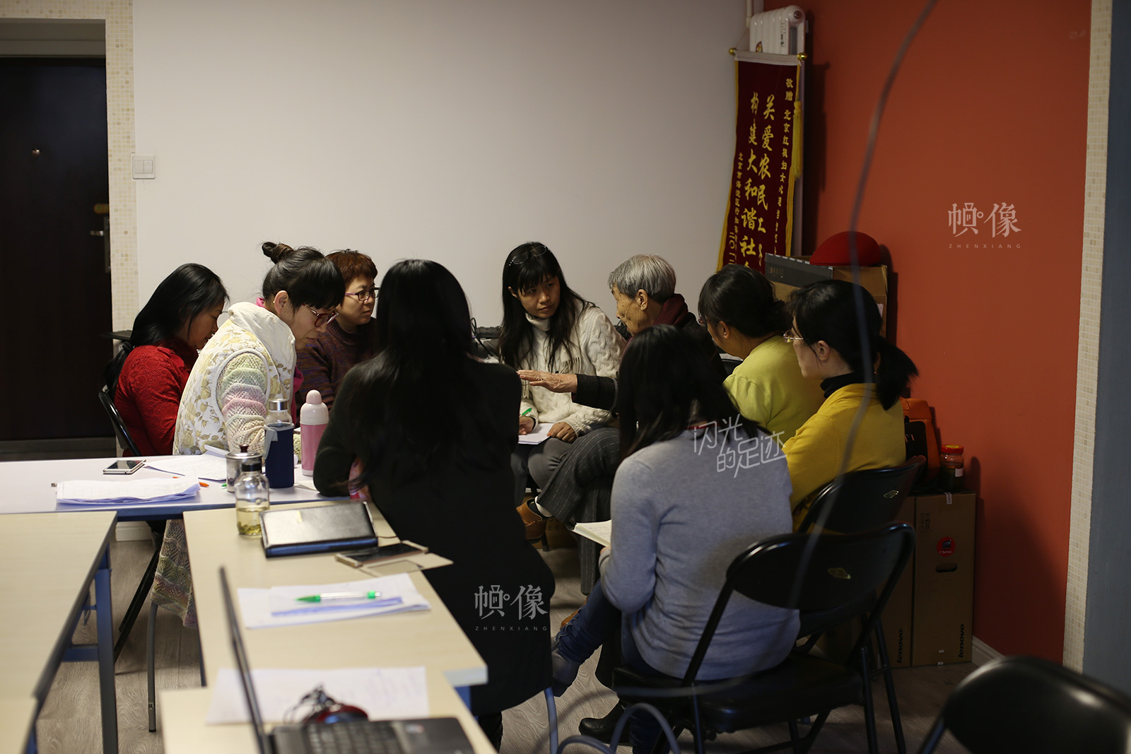 依恋关系课上，志愿者分组认真探讨，这些志愿者有记者、教师、工程师、医生等。中国网记者 吴闻达 摄
