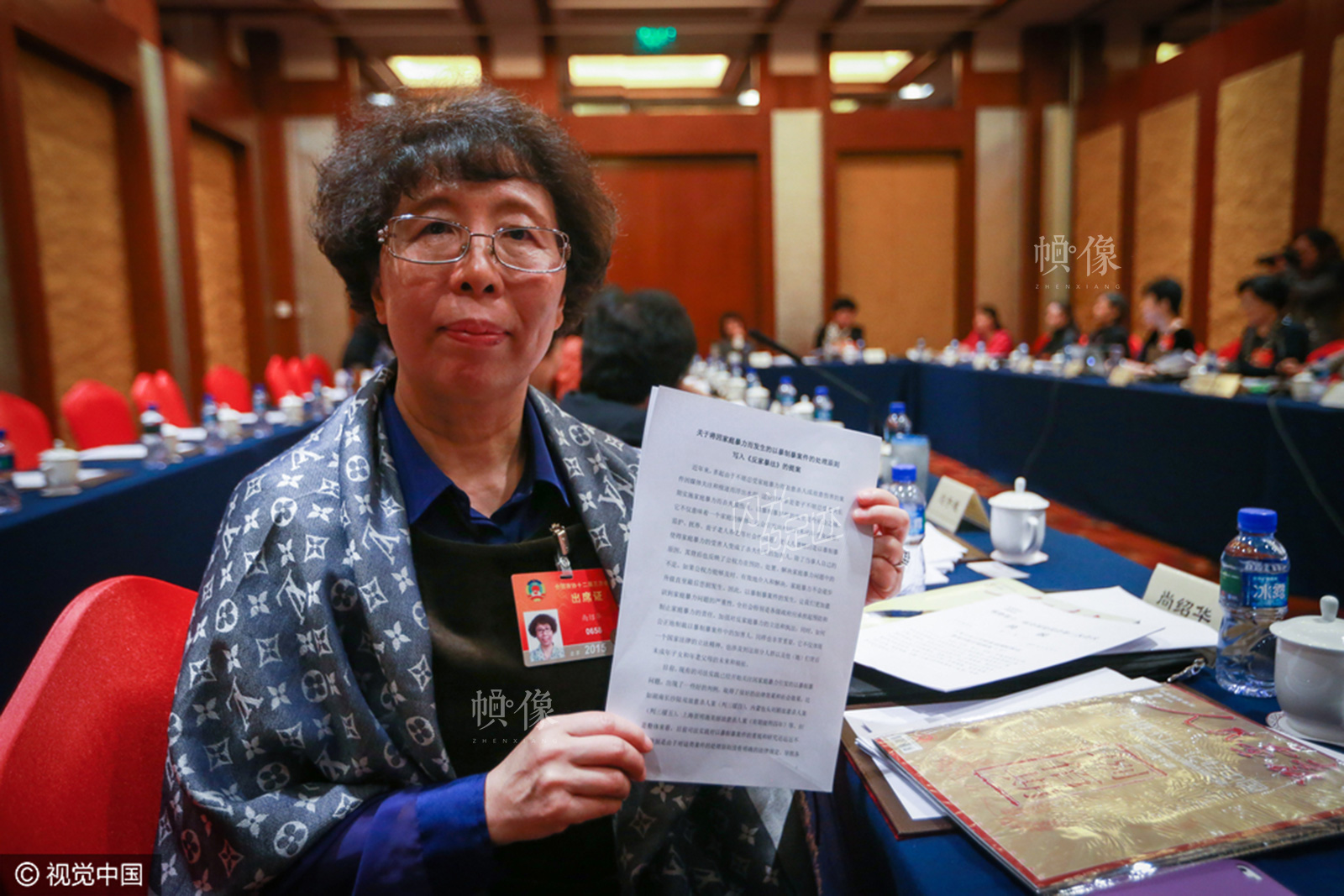 2015年3月6日，北京市，全國政協委員尚紹華帶來“關於將因家庭暴力而發生的以暴制暴案件的處理原則寫入《反家暴法》的提案”。她之前曾7次帶來關於“儘快制定《家庭暴力防治法》”的提案，多年來一直堅持不懈地推動“家庭暴力”立法。（視覺中國）