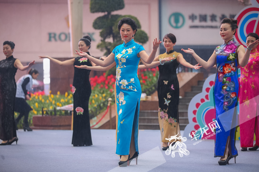 解放碑千人旗袍点亮女人节 重庆美女惊艳亮相( 02 / 8 )